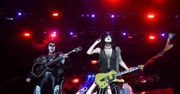 Kiss interrompe show depois de baixista passar mal - Cultura - Estado de  Minas