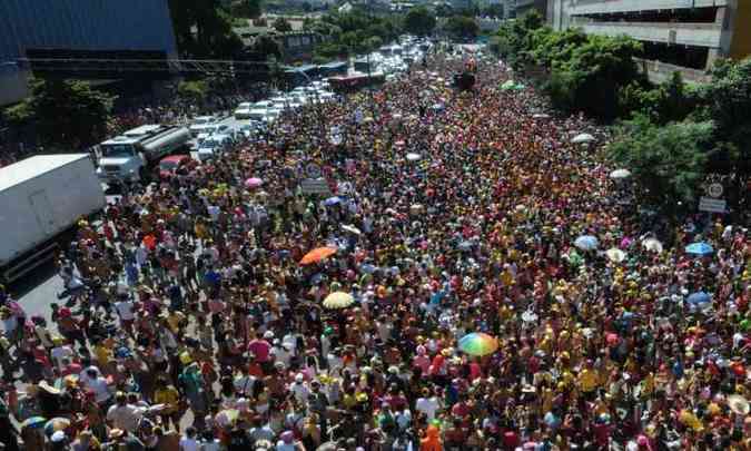 Mais cedo, cerca de 40 mil folies do bloco Ento Brilha tomaram a Av. dos Andradas(foto: Ramon Lisboa/EM/D.A Press)
