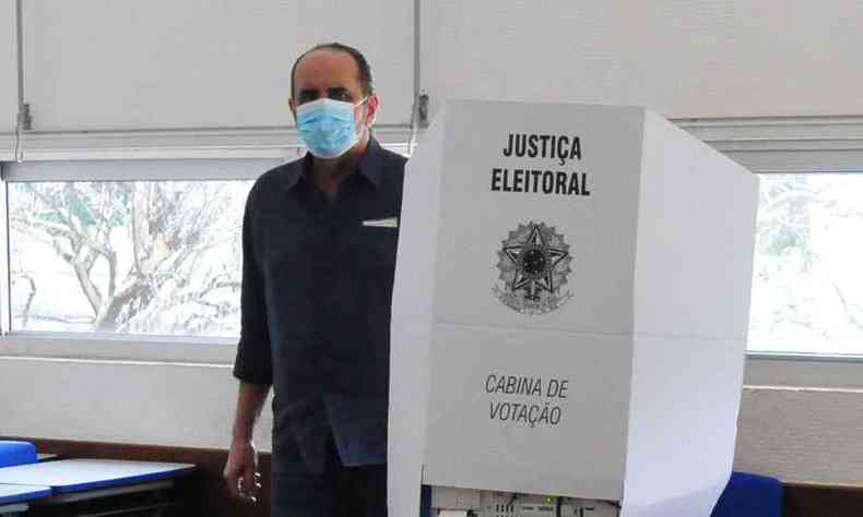 Alexandre Kalil durante votao nas eleies municipais de 2020, quando se reelegeu  prefeitura(foto: Gladyston Rodrigues/EM/DA Press)