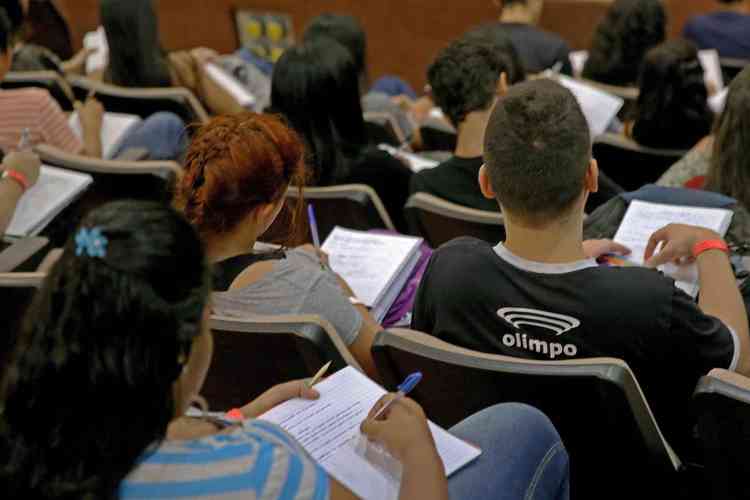 Jovens assistindo aula