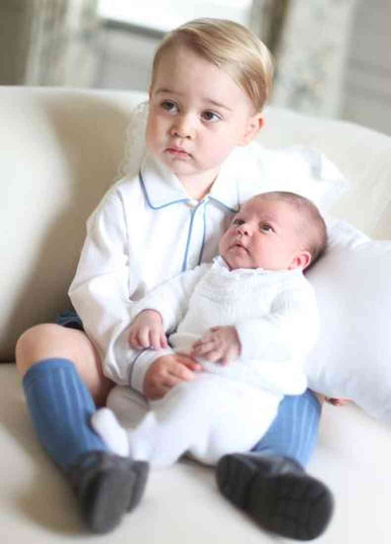 Em 2 de maio, o prncipe George se tornou irmo da princesa Charlotte. As fotos de apresentao dos dois, feitas pela prpria duquesa de Cambridge, renderam muitos cliques nas redes sociais(foto: Palcio de Kensington)
