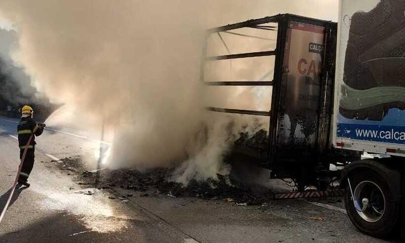 (foto: CBMMG) incêndio em carreta na BR-381