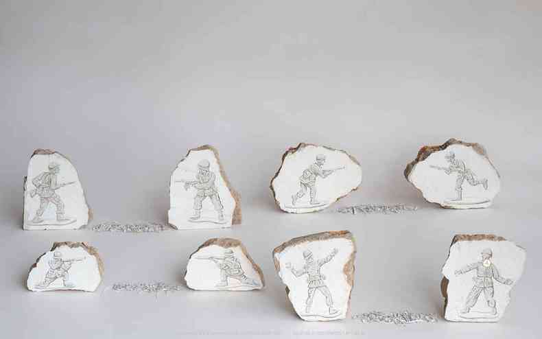 Pequenos objetos criados pelo artista João Angelini trazem bonecos de soldados com armas na mão 