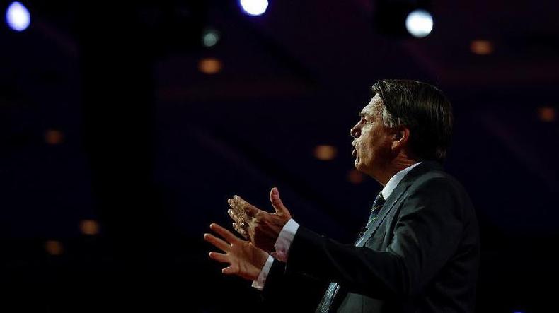 Bolsonaro gesticulando enquanto discursa em evento