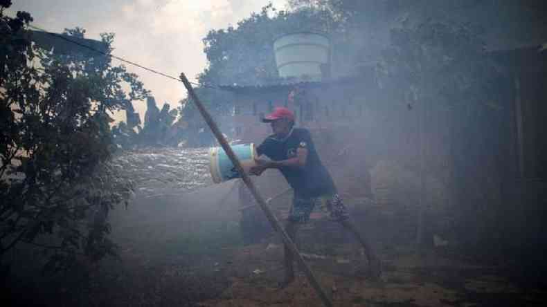 Rosalino de Oliveira tenta proteger casa do fogo, em Rondnia(foto: REUTERS/Ueslei Marcelino)