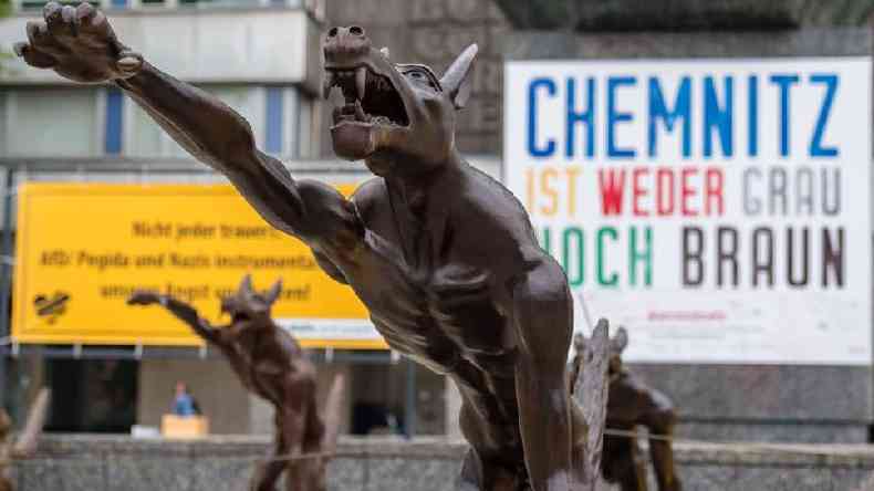 Essas esculturas de Rainer Opolka foram colocadas temporariamente como um protesto contra o aumento da agresso de extrema direita na cidade de Chemnitz, na Alemanha(foto: Getty Images)