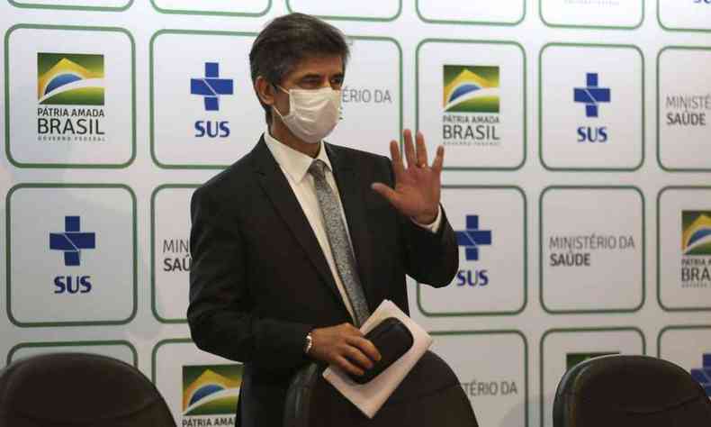 De mscara, Nelson Teich afirmou ter escolhido deixar o governo.(foto: Marcello Casal Jr/Agncia Brasil)