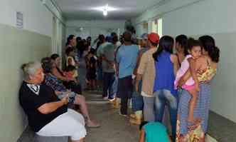 Moradores de Caratinga fazem fila para se vacinar contra a febre amarela: suspeita  de contaminao do tipo silvestre da doena(foto: Prefeitura de Caratinga/Divulgao)