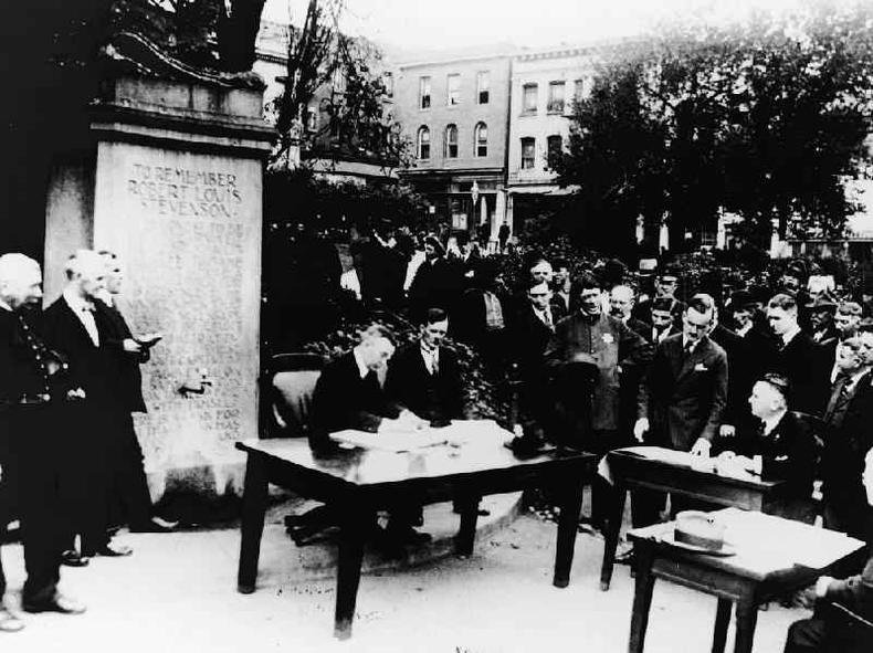 Tribunal realiza reunião ao ar livre em um parque devido à epidemia em San Francisco, 1918. (Foto de Hulton Archive / Getty Images)(foto: Getty Images) Tribunal realiza reunião ao ar livre em um parque devido à epidemia em San Francisco, 1918. (Foto de Hulton Archive / Getty Images)