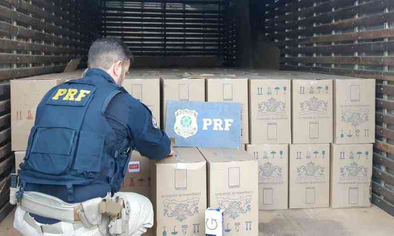 Material foi encontrado pela PRF durante uma operao contra o crime na via(foto: Divulgao/Polcia Rodoviria Federal)