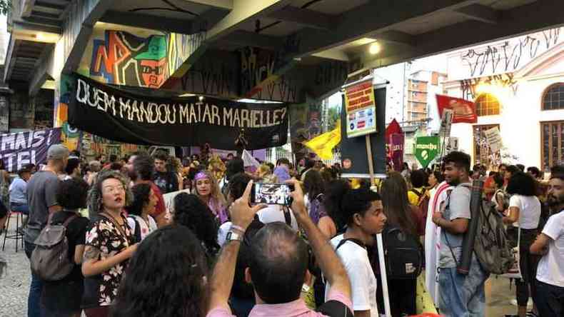 Manifestantes se renem embaixo do Viaduto Santa Tereza, no Centro de BH(foto: Erwin Oliveira/Divulgao)