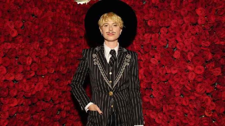 Atriz Jessie Buckley usa um terno listrado completo com bigode falso(foto: Getty Images) Jessie Buckley