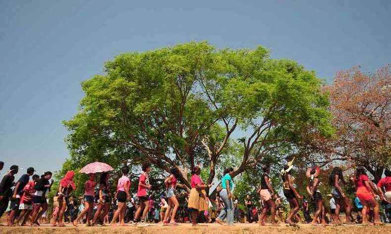 Ps na terra, cabea nas guas: moradores da reserva indgena em So Joo das Misses fazem protesto pelo direito de continuar a sonhar com a volta  beira do rio