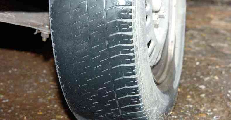 Se o pneu est desgastado, com sulcos menores que 1,6mm, o risco de aquaplanar aumenta ainda mais (foto: Jair Amaral/EM/D.A Press)