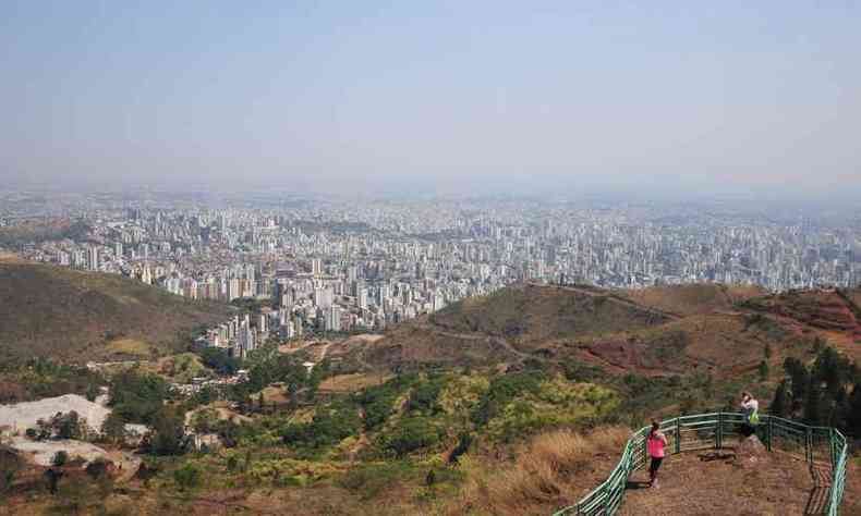 Vista de Belo Horizonte do Mirante da Serra do Curral: cidade registra 2.566 mortes de COVID-19(foto: Gladyston Rodrigues/EM/D.A Press - 19/09/2020)