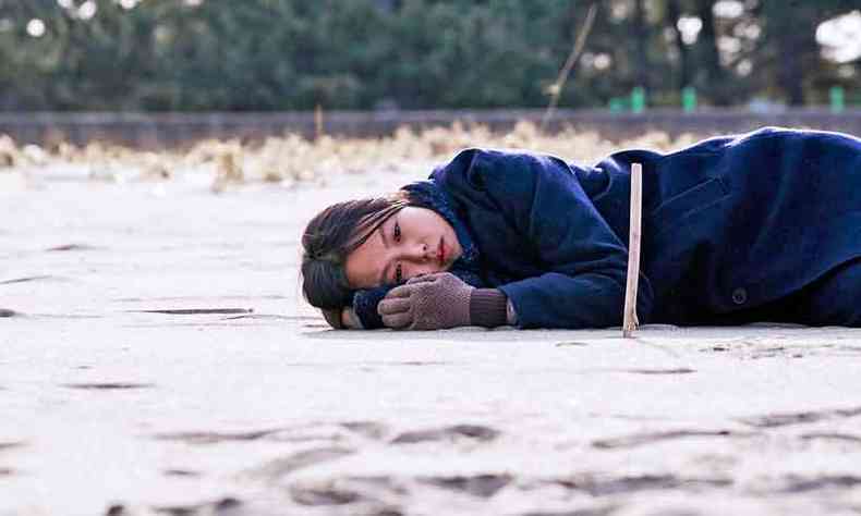 A atriz Kim Minhee no filme Na praia  noite sozinha, de Hong Sang-soo. Com seu novo filme, diretor representa a Coreia do Sul na disputa pelo Urso de Ouro em Berlim(foto: Zeta Filmes/Divulgao )