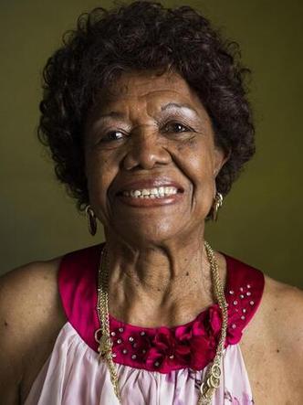 Cantora Dionysia Moreira sorri e olha para a cmera
