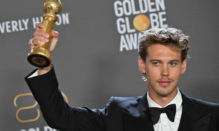 Ator Austin Butlerergue o trofu do prmio Globo de Ouro