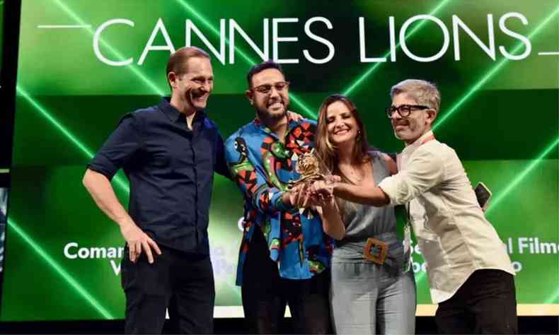 Representantes do Magalu e da Ogilvy recebendo o Leo de Ouro em Cannes