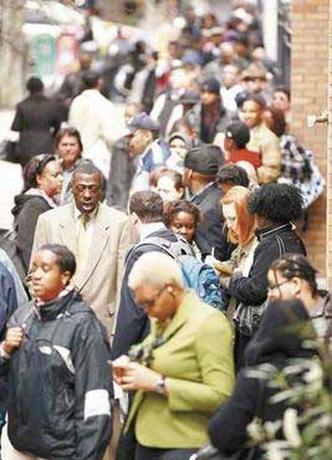 Candidatos na fila por um emprego em Nova York: tarefa difcil(foto: Lucas Jackson/reuters - 12/4/12)