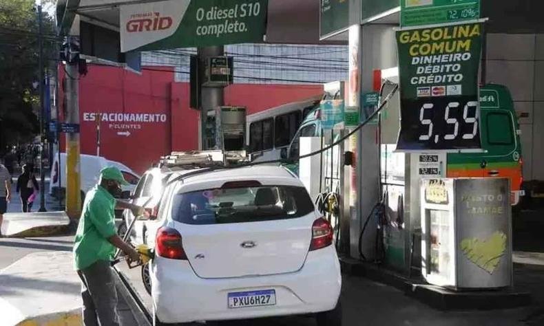 Principal contribuinte para a deflação foi a queda nos preços dos combustíveis(foto: Juarez Rodrigues/EM/D.A ) Motorista abastecendo o carro
