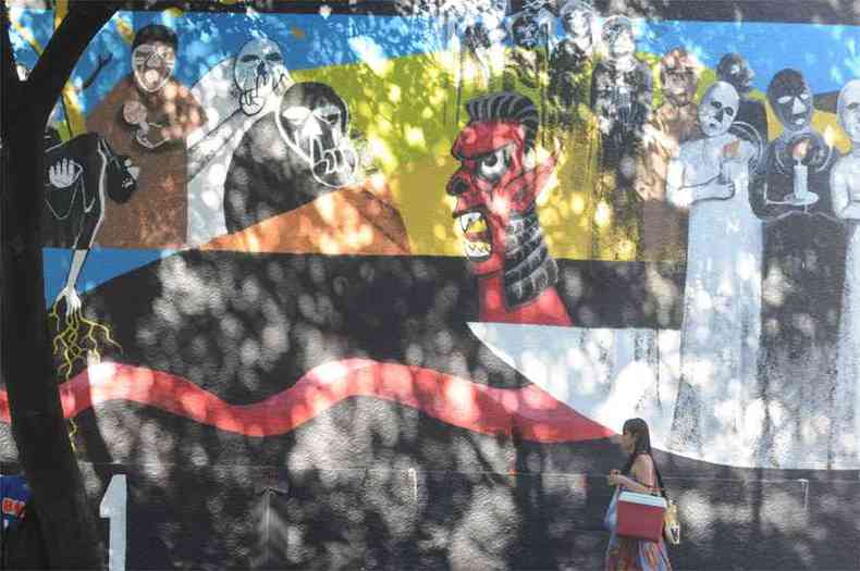 Painel pintado no muro do antigo prédio do Dops faz menção ao cárcere e tortura de presos políticos durante o governo militar(foto: Alexandre Guzanshe/EM/D.A Press)