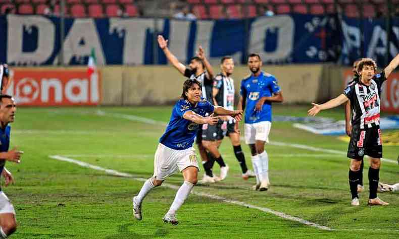 Marcelo Moreno chegou a comemorar o segundo gol do Cruzeiro, que foi anulado 13 minutos depois pelo rbitro
