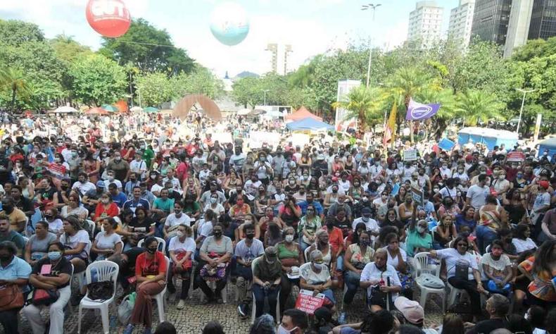 Professores da rede estadual de educao reunidos para realizar assembleia no ptio da ALMG
