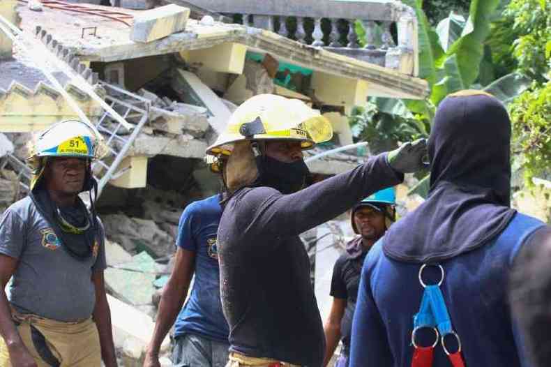 Socorristas ainda procuram sobreviventes em escombros(foto: Reginald Louissaint JR/AFP)