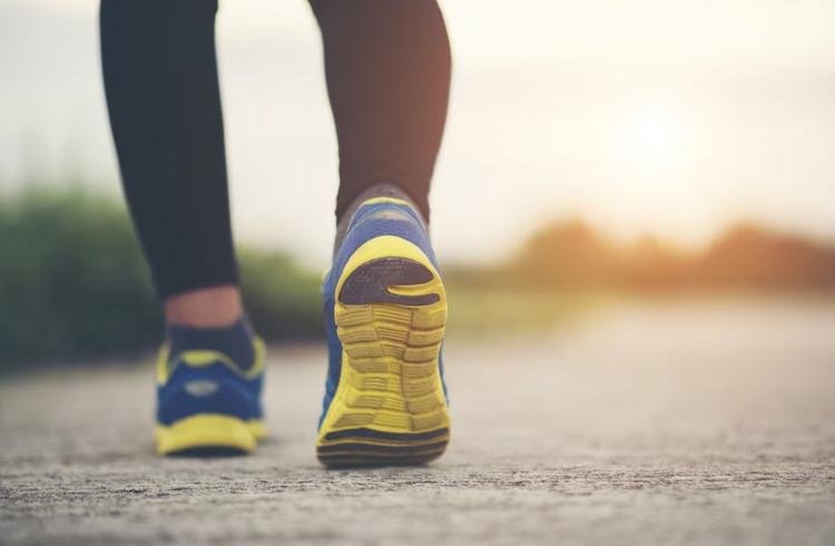 Fotos close-up em t�nis de corrida fitness mulheres treinamento e jogging