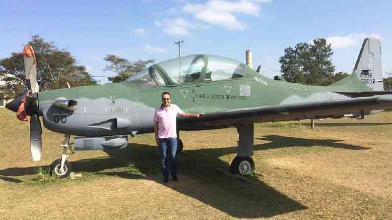 Edson Boaventura Jnior ao lado de um Super Tucano A-29