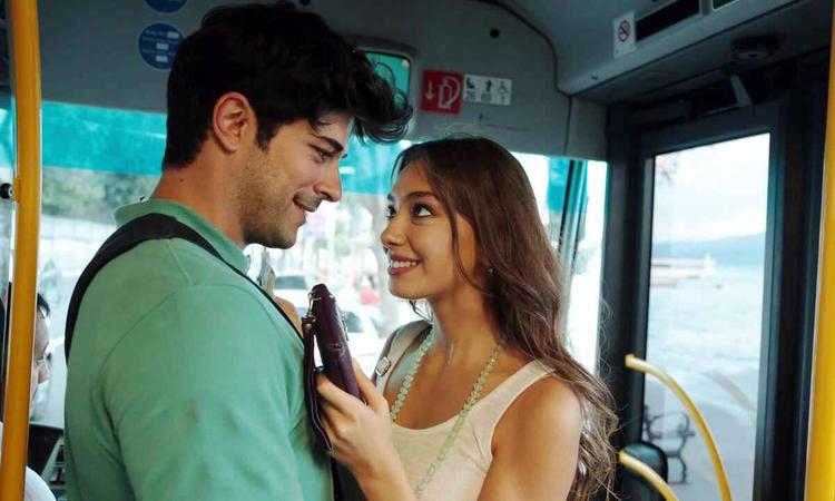 Atores Burak Ozcivit e Neslihan Atagul contracenam na novela Amor sem fim