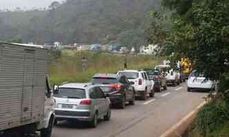 Com os dois acidentes, longa fila de veculos se formou em direo a Ouro Preto (foto: Paulo Filgueiras: EM/DA Press)
