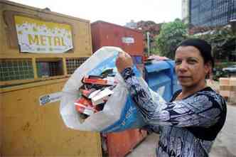 A aposentada ngela Cristina separa o lixo em casa e vai at uma unidade de recebimento de pequenos volumes, onde descarta o material para ser reciclado. Ela diz que falta incentivo para a populao fazer a coleta seletiva (foto: LEANDRO COURI/EM/D.A PRESS)