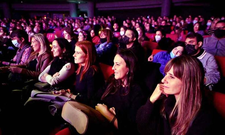 Plateia lotada ocupa os lugares do recm-inaugurado Politeama Theater em Buenos Aires 