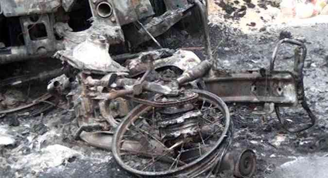 Moto foi completamente destruda pelas chamas (foto: TV Super Canal/Divulgao)