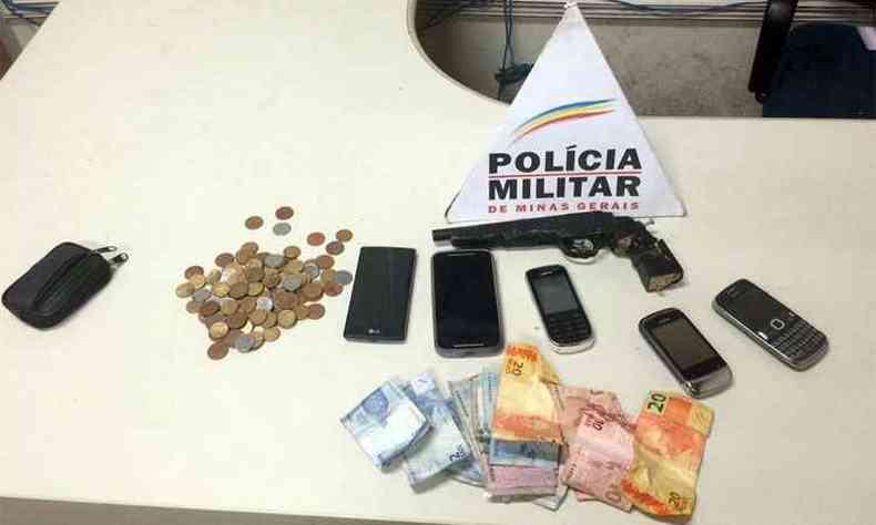 PM conseguiu recuperar cinco celulares e R$ 102 em dinheiro(foto: Polcia Militar/Divulgao)