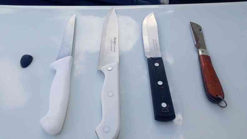 Trs facas de cozinha e um canivete estavam nas mochilas dos alunos