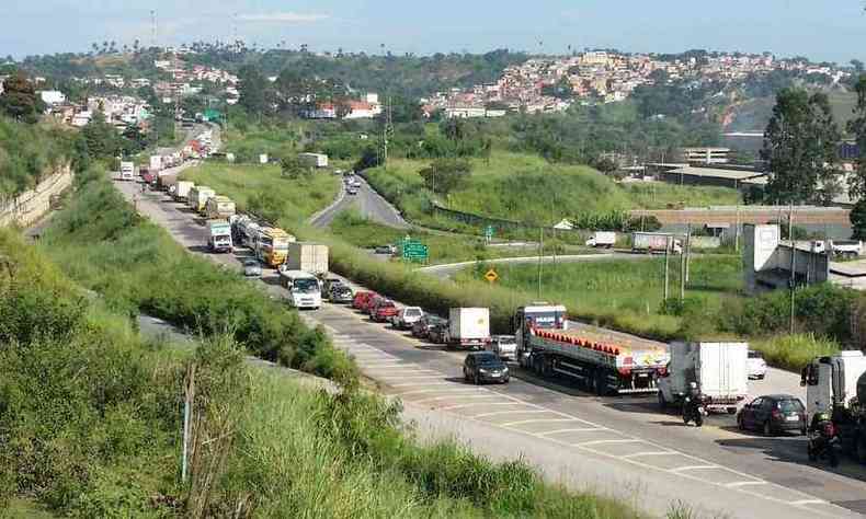 Fila  extensa na chegada em BH pela 381 em Sabar(foto: Paulo Filgueiras/EM/D.A PRESS)