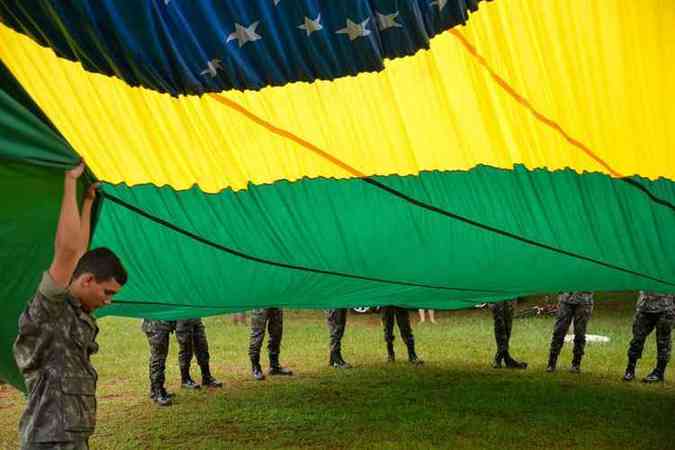Exrcito Brasileiro realiza a cerimnia da troca da Bandeira Nacional, na Praa dos Trs Poderes, em Braslia (foto: Fbio Rodrigues Pozzebom/Agncia Brasil)