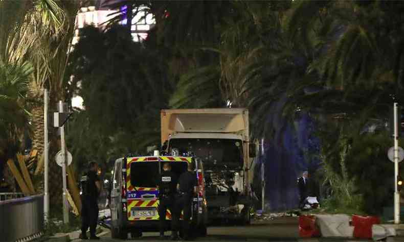 Ao menos 77 pessoas morreram no ataque, segundo o presidente da Frana (foto: AFP)