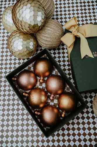 Bolas de Natal de chocolate recheadas (Fofssimo)(foto: Florence Zyad/Divulgao )
