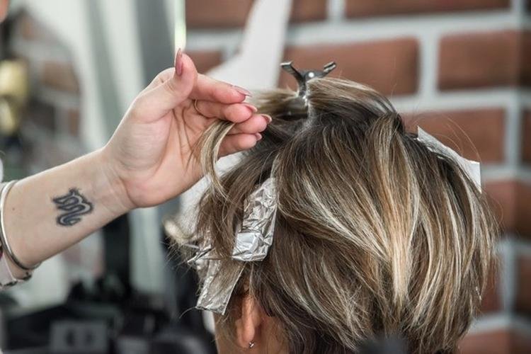 Mulher com pomada para cabelos 