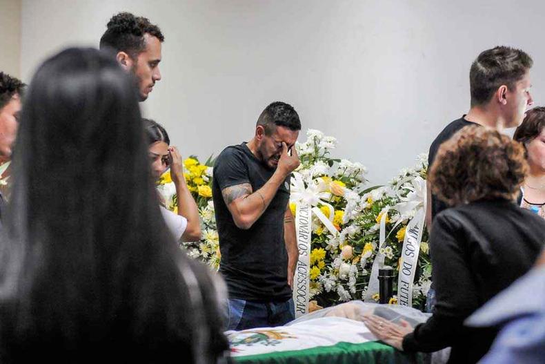 Também sobrevivente da tragédia de 2016, o lateral Alan Ruschel (C) foi às lágrimas no velório(foto: TARLA WOLSKI/FUTURA PRESS/ESTADÃO CONTEÚDO) Também sobrevivente da tragédia de 2016, o lateral Alan Ruschel (C) foi às lágrimas no velório(foto: TARLA WOLSKI/FUTURA PRESS/ESTADÃO CONTEÚDO)
