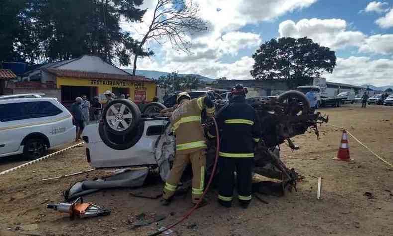 Volkswagen Saveiro branca ficou destruda aps acidente. Motorista morreu(foto: Divulgao/Corpo de Bombeiros)