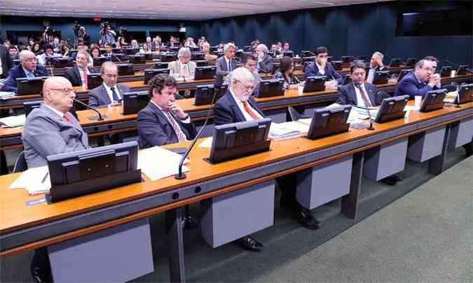 Sala de reunio da Comisso de Constituio e Justia, nesta tera-feira, que analisa PEC das eleies diretas(foto: Bily Boss/Agncia Cmara)