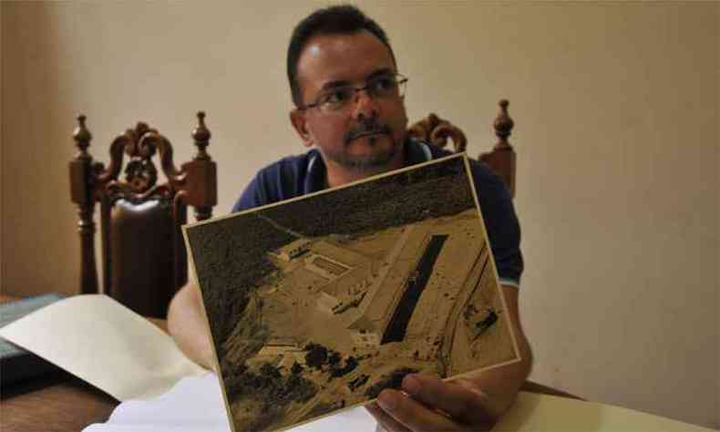 Padre Flvio Santos mostra foto antiga da casa, fundada em 1957(foto: Juarez Rodrigues/EM/DA Press)