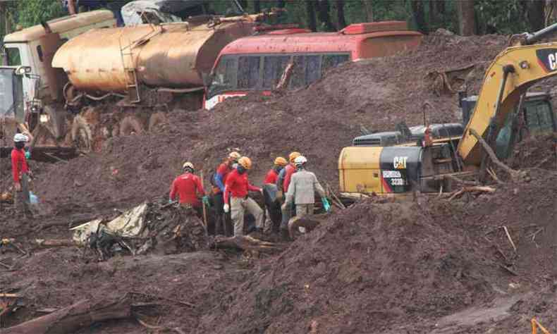 Trabalho dos bombeiros na rea da mineradora: contabilidade de mortes chegou ontem s duas centenas, com 108 desaparecidos(foto: Edsio ferreira/EM/DA Press - 7/2/19)
