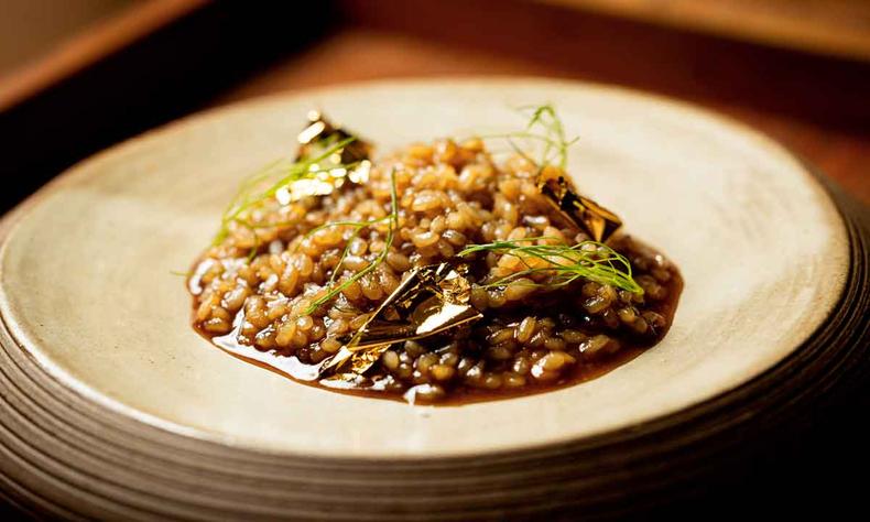 Arroz orgnico ao caldo de galinha e erva doce com folha de ouro, prato do restaurante Per Lui. 