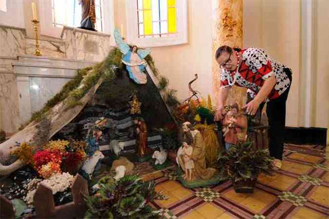 A artista plstica Eulmpia Tomich Pimentel montou cenrio na Igreja de Santa Efignia dos Militares(foto: ( BETO NOVAES/EM/D.A PRESS))